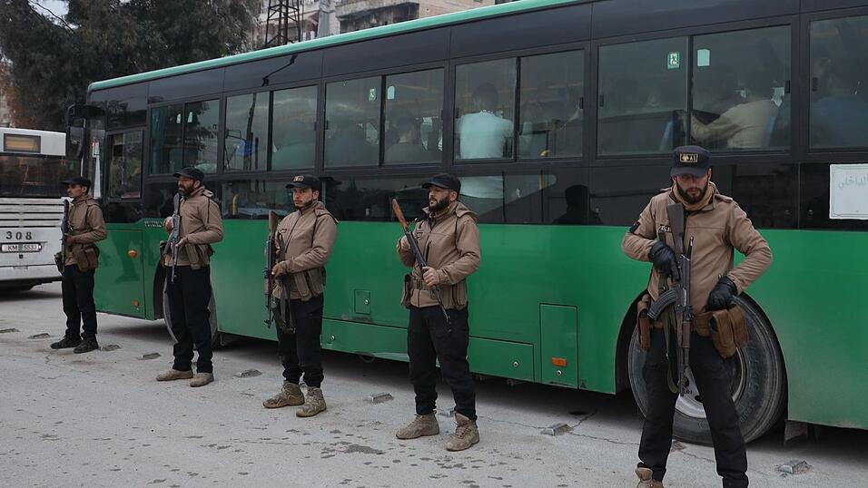 Berichten zufolge haben die letzten kurdischen K&auml;mpfer Aleppo in Bussen verlassen.