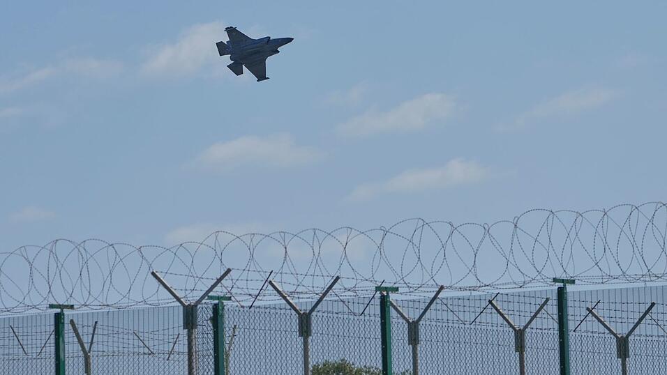 In der Nacht kam es zu einem Drohnenangriff auf den britischen Stützpunkt Akrotiri auf Zypern. In der Nacht kam es zu einem Drohnenangriff auf den britischen Stützpunkt Akrotiri auf Zypern.