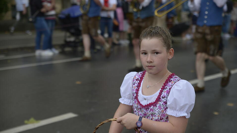 Zahlreiche Musik- und Trachtengruppen zogen nach dreij&auml;hriger Pause am Freitagabend zum Festplatz Am Hagen.&nbsp;