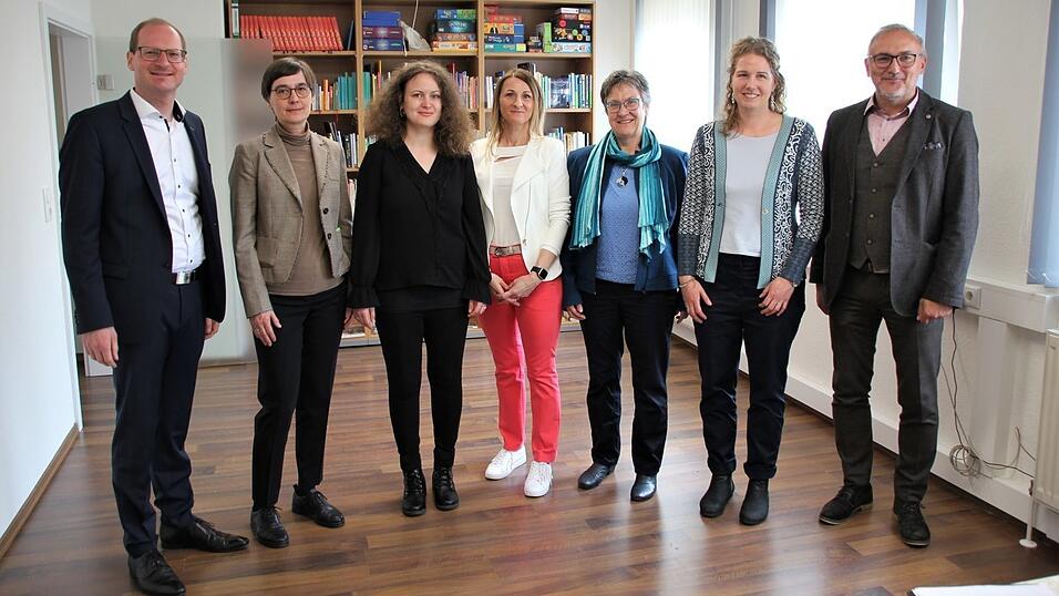 Pfarrer Ulrich Eigendorf, Fachreferentin Angelika Glaß-Hofmann, Jugendreferentin Anja Stelzer, Verwaltungsangestellte Silvia Urban, die Stellen-Leiterin Marianne Schubert, Sozialpädagogin Stephanie Schmid und der Leiter des Bischöflichen Jugendamts, Alfred Blischke, (von links) bei der Segnung des Büros. Pfarrer Ulrich Eigendorf, Fachreferentin Angelika Glaß-Hofmann, Jugendreferentin Anja Stelzer, Verwaltungsangestellte Silvia Urban, die Stellen-Leiterin Marianne Schubert, Sozialpädagogin Stephanie Schmid und der Leiter des Bischöflichen Jugendamts, Alfred Blischke, (von links) bei der Segnung des Büros.