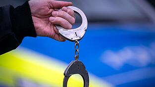 Die Polizei hat zahlreiche junge Männer festgenommen. (Symbolbild)