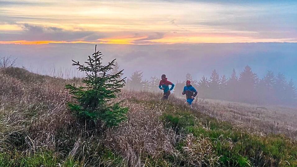 Allein oder mit dem Trainingspartner ganz fr&uuml;h am Morgen zu laufen bietet die Chance auf gro&szlig;artige Lichtstimmungen inmitten der Bayerwaldberge.