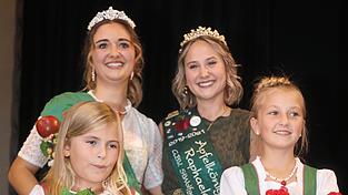Das Apfelzepter und die Krone &uuml;berreichte Raphaela I. M&uuml;ller (rechts) an die 12. Sankt Wolfganger Apfelk&ouml;nigin Martina I. Sperr weiter.