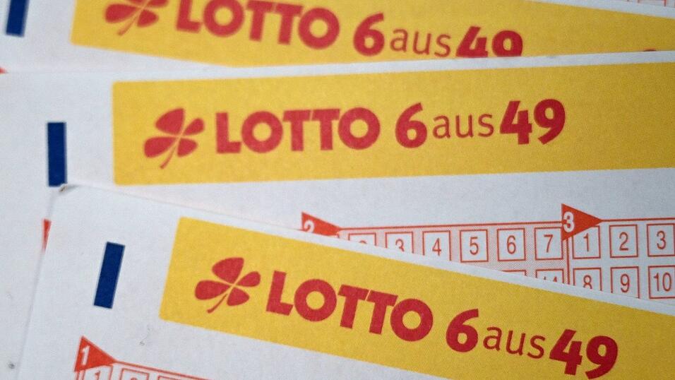 Er habe immer wieder kontrolliert, ob er seine Spielquittung noch habe, sagte der Gewinner laut Lotto Bayern. (Symbolbild)