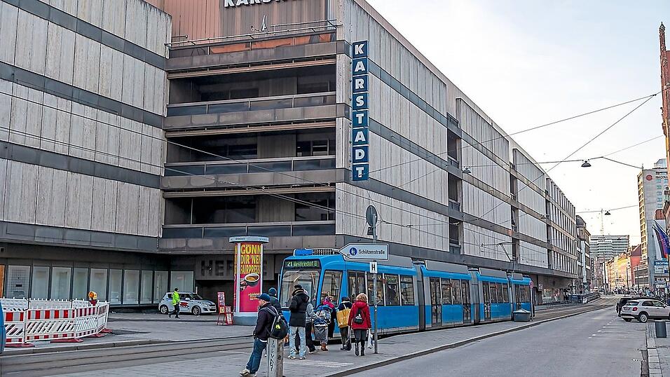 Kein schöner Anblick: der alte Kaufhausriegel zwischen Prielmayer- und Schützenstraße 2023 wurde das Kaufhaus geschlossen. Seitdem stand das Gebäude leer. Kein schöner Anblick: der alte Kaufhausriegel zwischen Prielmayer- und Schützenstraße 2023 wurde das Kaufhaus geschlossen. Seitdem stand das Gebäude leer.