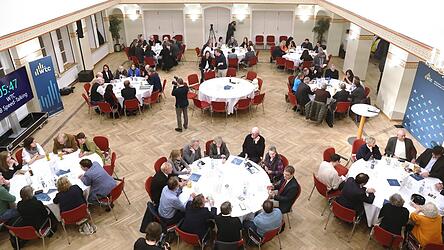 Acht Minuten hatten die elf Tischrunden jeweils Zeit, um sich ein Bild von den einzelnen Kandidaten zu machen. Der zw&ouml;lfte Tisch in der Bildmitte blieb aufgrund der Absage des unabh&auml;ngigen OB-Kandidaten Olaf Minet unbesetzt.