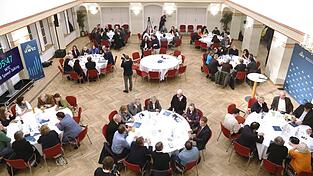 Acht Minuten hatten die elf Tischrunden jeweils Zeit, um sich ein Bild von den einzelnen Kandidaten zu machen. Der zw&ouml;lfte Tisch in der Bildmitte blieb aufgrund der Absage des unabh&auml;ngigen OB-Kandidaten Olaf Minet unbesetzt.