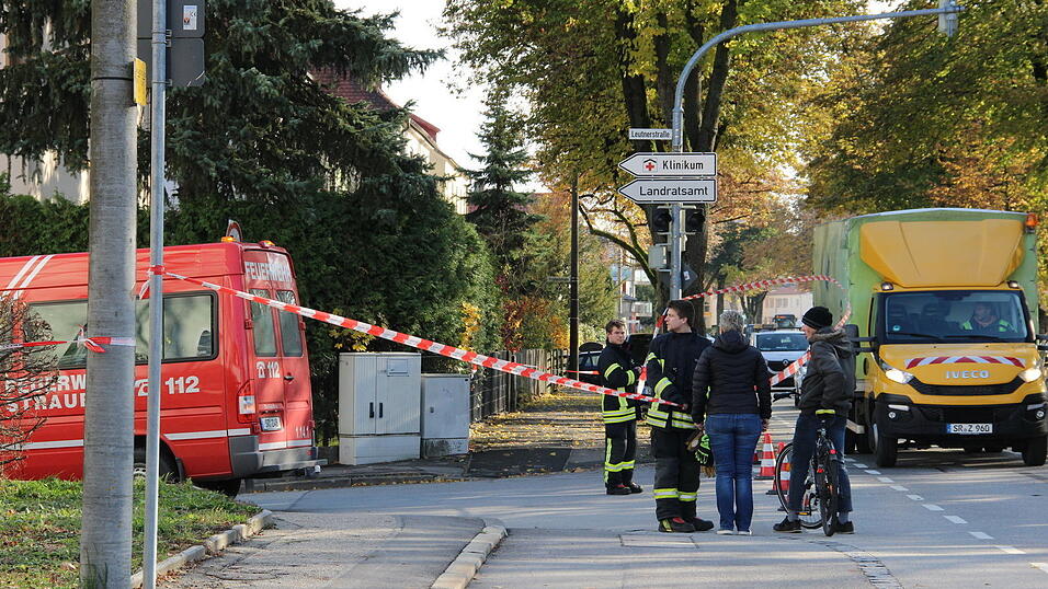 Unmittelbar nach dem Bombenfund am Landratsamt wurde sicherheitshalber die Leutnerstraße gesperrt. Unmittelbar nach dem Bombenfund am Landratsamt wurde sicherheitshalber die Leutnerstraße gesperrt.