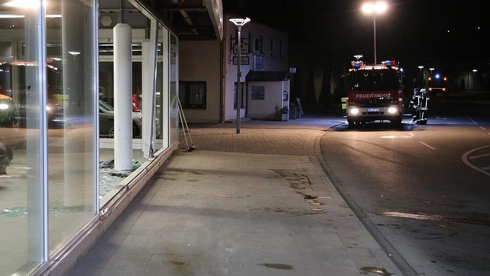 Ein Autofahrer ist in Rottenburg in den Verkaufsraum eines Autohauses gefahren.