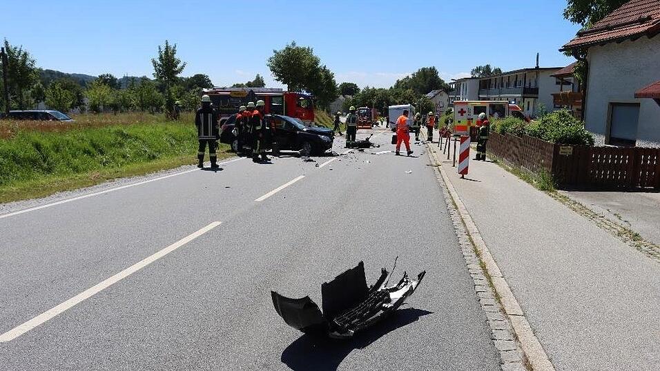 Bei Niederkandlbach im Landkreis Deggendorf ist es zu einem schweren Unfall gekommen. Bei Niederkandlbach im Landkreis Deggendorf ist es zu einem schweren Unfall gekommen.