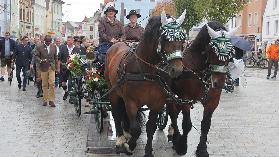 Beim Festumzug war die Stimmung trotz des schlechten Wetters gut. 