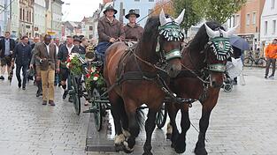 Beim Festumzug war die Stimmung trotz des schlechten Wetters gut. 