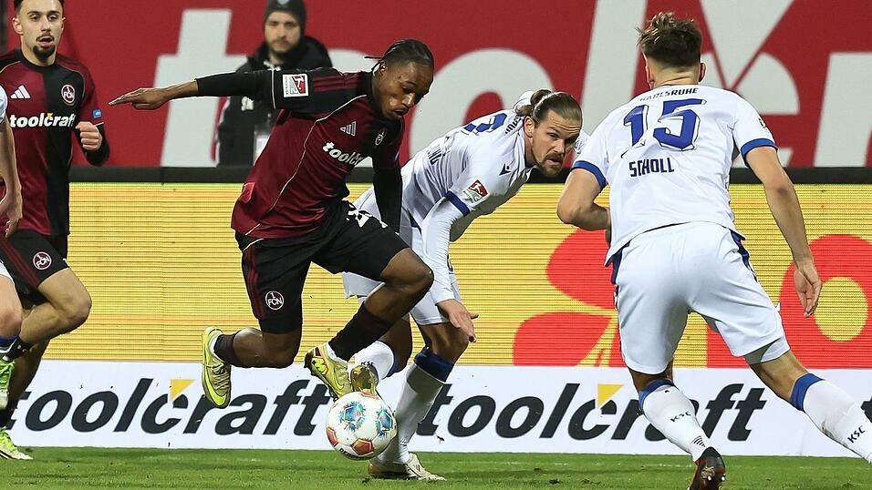 Mohamed Ali Zoma (l) bereitet dem Karlsruher SC permanent Probleme. Mohamed Ali Zoma (l) bereitet dem Karlsruher SC permanent Probleme.