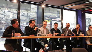 Dr. Christian Moser (v. l.), Oberb&uuml;rgermeister der Stadt Deggendorf, Stefan Liebergesell, Prokurist Deggendorfer SC, Moderator Adrian Salmansberger, Stefan Schwanzer, Gesch&auml;ftsf&uuml;hrer des DSC-Hauptsponsors Iprona, Peter Holmgren, Gesch&auml;ftsf&uuml;hrer Eisb&auml;ren Regensburg, und Franz Vodermeier, Gesch&auml;ftsf&uuml;hrer Blue Devils Weiden, diskutierten &uuml;ber den m&ouml;glichen Aufstieg des DSC.
