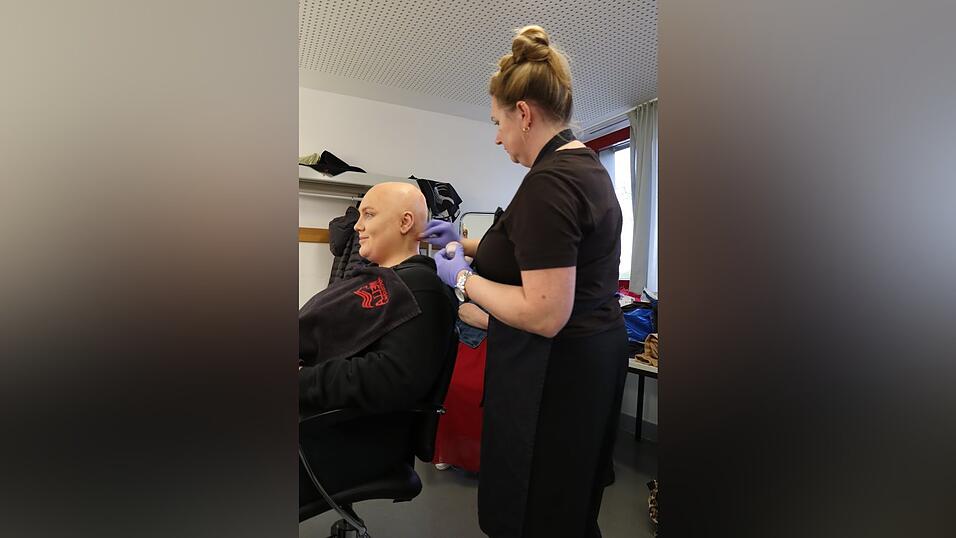 Ein Dreh- und Angelpunkt hinter der B&uuml;hne, die &bdquo;Maske&ldquo;. Hier sorgt Jennifer H&uuml;bner f&uuml;r faszinierende Verwandlungen.