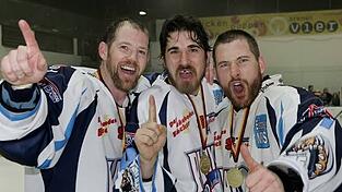 DEL-Aufstieg 2006: Norman Batherson (links), Calvin Elfring (Mitte) und Mike Bales feiern den historischen Sprung der Straubing Tigers in die Deutsche Eishockey Liga.