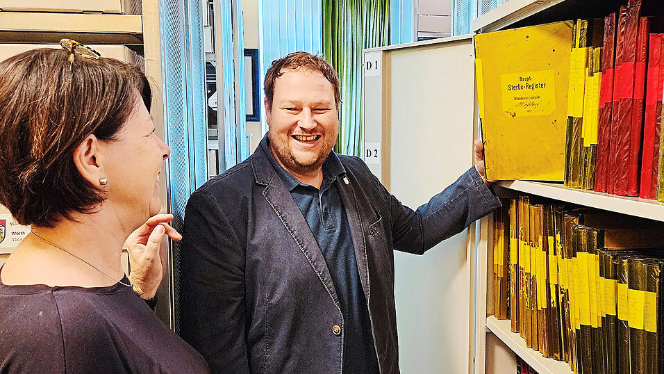 Ulrike Riedel-Waas vom Stadtarchiv und Peter Soller vom Verein Kommunale Archivpflege im Landkreis Regensburg sehen die Online-Suchfunktion als 'riesigen Schritt vorw&auml;rts'.