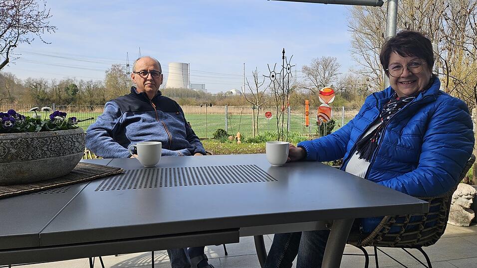 Von ihrem Garten aus blicken die Hubers direkt auf ihre frühere berufliche Wirkstätte - Isar II. Die Betreiber nahmen sie stets als attraktive Arbeitgeber wahr. Auch sicherheitstechnische Bedenken hatte das Ehepaar nie. Der Atomausstieg ist für sie ein herber Rückschlag für Deutschland und die Region. Von ihrem Garten aus blicken die Hubers direkt auf ihre frühere berufliche Wirkstätte - Isar II. Die Betreiber nahmen sie stets als attraktive Arbeitgeber wahr. Auch sicherheitstechnische Bedenken hatte das Ehepaar nie. Der Atomausstieg ist für sie ein herber Rückschlag für Deutschland und die Region.