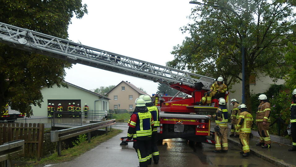 Die Feuerwehr Mintraching rückte mit der Drehleiter aus. Die Feuerwehr Mintraching rückte mit der Drehleiter aus.