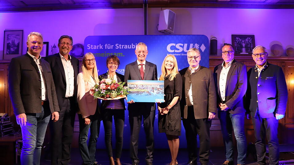Unter dem Motto „Stark für Straubing. Gemeinsam“ im Wahlkampfmodus (v.l.): Bezirksrat Franz Schreyer, Ulli Schultes, Ulrike Fuchs, Carola und Markus Pannermayr, Katharina Dilger, MdL Josef Zellmeier, Holger Frischhut und Dr. Albert Solleder. Pannermayr hat 100 Prozent Zustimmung seiner Partei im Rücken. Unter dem Motto „Stark für Straubing. Gemeinsam“ im Wahlkampfmodus (v.l.): Bezirksrat Franz Schreyer, Ulli Schultes, Ulrike Fuchs, Carola und Markus Pannermayr, Katharina Dilger, MdL Josef Zellmeier, Holger Frischhut und Dr. Albert Solleder. Pannermayr hat 100 Prozent Zustimmung seiner Partei im Rücken.
