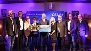 Unter dem Motto „Stark für Straubing. Gemeinsam“ im Wahlkampfmodus (v.l.): Bezirksrat Franz Schreyer, Ulli Schultes, Ulrike Fuchs, Carola und Markus Pannermayr, Katharina Dilger, MdL Josef Zellmeier, Holger Frischhut und Dr. Albert Solleder. Pannermayr hat 100 Prozent Zustimmung seiner Partei im Rücken.