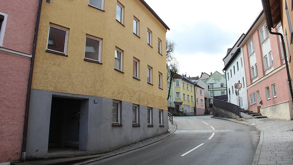 Das Geb&auml;ude in der Hauptstra&szlig;e 72 (l.) wird abgerissen.