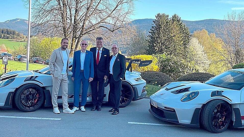 Die Mitglieder des Porscheclubs Regensburg feierten mit zahlreichen Ehreng&auml;sten das 40. Vereinsjubil&auml;um. Im Bild mit zwei Porsche der neuesten Generation: Philip Gardinger vom Porsche Zentrum Regensburg, Erwin Pfeiffer vom Porsche Club Deutschland, Pr&auml;sident Wilfried N. Marr (v.l.n.r.) und Frank Gindler, Chefredakteur des Porsche Club Life Magazins.