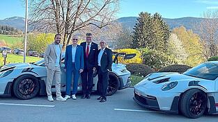 Die Mitglieder des Porscheclubs Regensburg feierten mit zahlreichen Ehreng&auml;sten das 40. Vereinsjubil&auml;um. Im Bild mit zwei Porsche der neuesten Generation: Philip Gardinger vom Porsche Zentrum Regensburg, Erwin Pfeiffer vom Porsche Club Deutschland, Pr&auml;sident Wilfried N. Marr (v.l.n.r.) und Frank Gindler, Chefredakteur des Porsche Club Life Magazins.