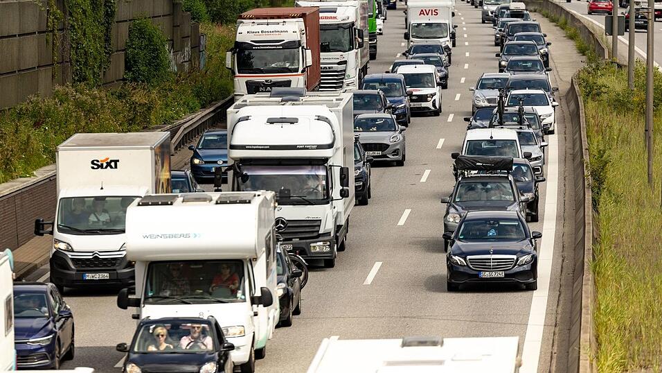 Schleppender Verkehr auf der A1 bei Hamburg Schleppender Verkehr auf der A1 bei Hamburg