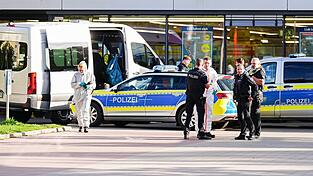In einem Ratzeburger Supermarkt ist nach Polizeiangaben eine Frau getötet worden. In einem Ratzeburger Supermarkt ist nach Polizeiangaben eine Frau getötet worden.