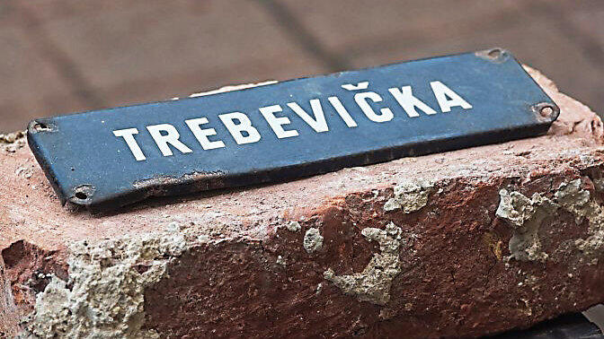 Ein Ziegelstein und ein Straßenschild vom alten Haus in Sarajevo, das nach dem Krieg nur noch eine Ruine war. Ein Ziegelstein und ein Straßenschild vom alten Haus in Sarajevo, das nach dem Krieg nur noch eine Ruine war.