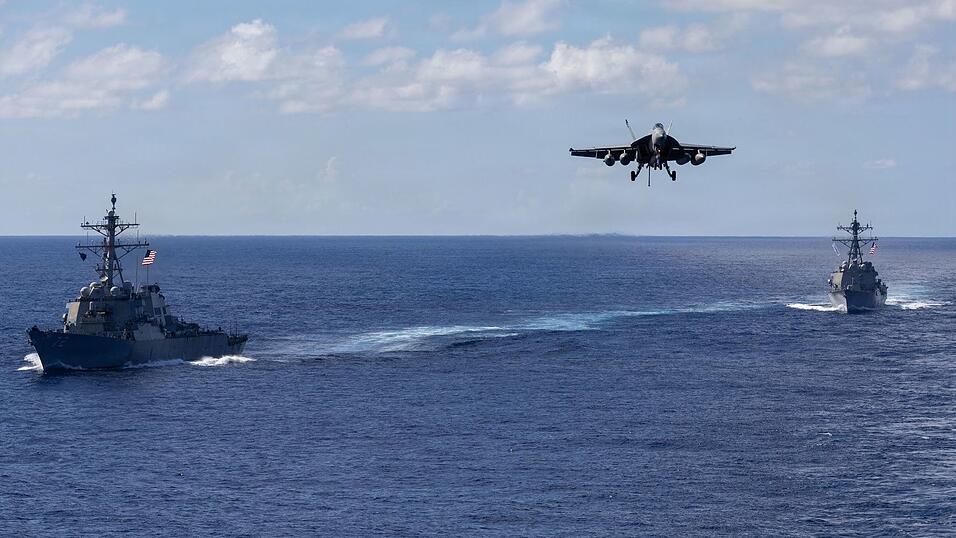 Das US-Militär hat Kriegsschiffe, Kampfflugzeuge und Soldaten in die Karibik verlegt. Das US-Militär hat Kriegsschiffe, Kampfflugzeuge und Soldaten in die Karibik verlegt.