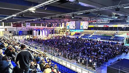 Volle Fl&auml;che, wo sonst das Eis ist, plus Fans auf den ge&ouml;ffneten Sitzbl&ouml;cken: Bei der Abschlussfeier der Straubing Tigers str&ouml;mten zahlreiche Anh&auml;nger in das Stadion am Pulverturm und lie&szlig;en ihre Mannschaft nochmal hochleben