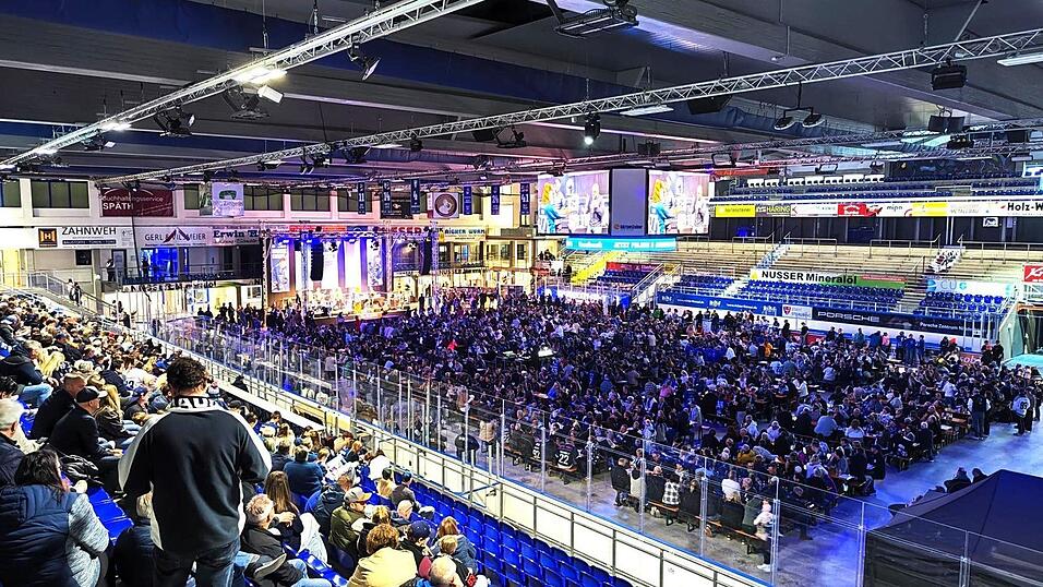 Volle Fl&auml;che, wo sonst das Eis ist, plus Fans auf den ge&ouml;ffneten Sitzbl&ouml;cken: Bei der Abschlussfeier der Straubing Tigers str&ouml;mten zahlreiche Anh&auml;nger in das Stadion am Pulverturm und lie&szlig;en ihre Mannschaft nochmal hochleben