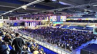 Volle Fl&auml;che, wo sonst das Eis ist, plus Fans auf den ge&ouml;ffneten Sitzbl&ouml;cken: Bei der Abschlussfeier der Straubing Tigers str&ouml;mten zahlreiche Anh&auml;nger in das Stadion am Pulverturm und lie&szlig;en ihre Mannschaft nochmal hochleben