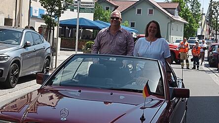 Bei der Ausfahrt im eleganten Mercedes-Cabriolet B&uuml;rgermeister Martin Fischer mit Gattin.