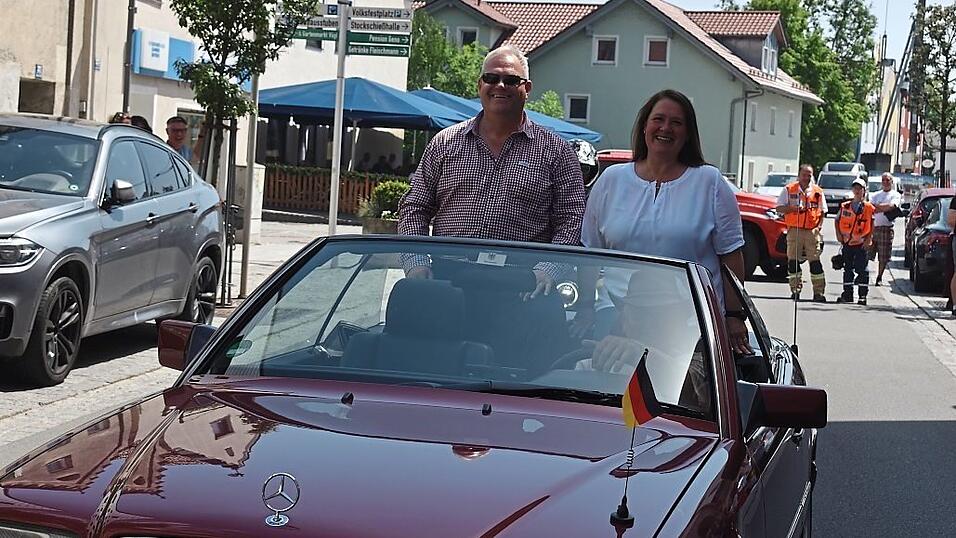 Bei der Ausfahrt im eleganten Mercedes-Cabriolet B&uuml;rgermeister Martin Fischer mit Gattin.