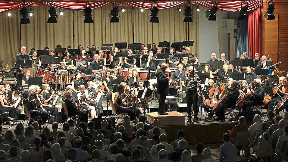 Die rund 75 Musiker und Sänger auf der Bühne boten einen kurzweiligen Konzertabend auf höchstem Niveau. Die rund 75 Musiker und Sänger auf der Bühne boten einen kurzweiligen Konzertabend auf höchstem Niveau.