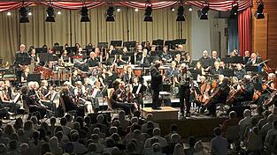 Die rund 75 Musiker und Sänger auf der Bühne boten einen kurzweiligen Konzertabend auf höchstem Niveau. Die rund 75 Musiker und Sänger auf der Bühne boten einen kurzweiligen Konzertabend auf höchstem Niveau.
