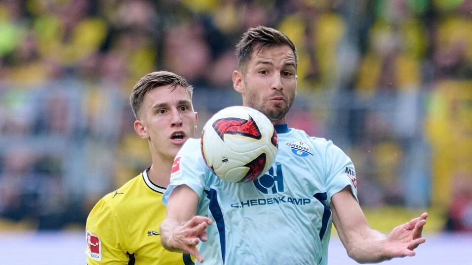 Nico Schlotterbeck (l) bestritt erstmals seit der WM wieder ein Pflichtspiel.