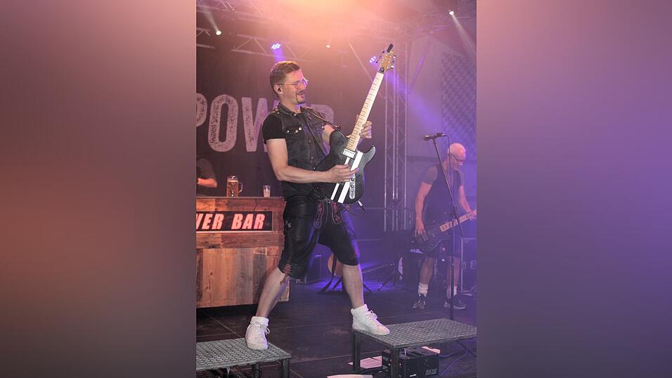 ...und bringt das Zelt zum Beben. ...und bringt das Zelt zum Beben.