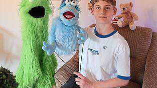 Moritz Szabó mit zwei seiner Figuren: BoB und Hugo
