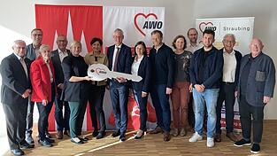 Nach der Segnung durch Dekan Johannes Plank (l.) folgte die symbolische Schlüsselübergabe mit OB Markus Pannermayr, Architektin Angela Girnghuber (6.v.l.) und Einrichtungsleiterin Stephanie Wagner (5.v.l.).