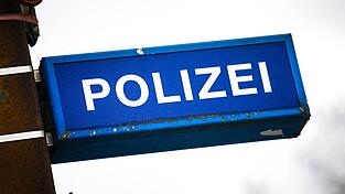 Die Polizei nahm den Mann noch vor Ort fest. (Symbolbild) Die Polizei nahm den Mann noch vor Ort fest. (Symbolbild)