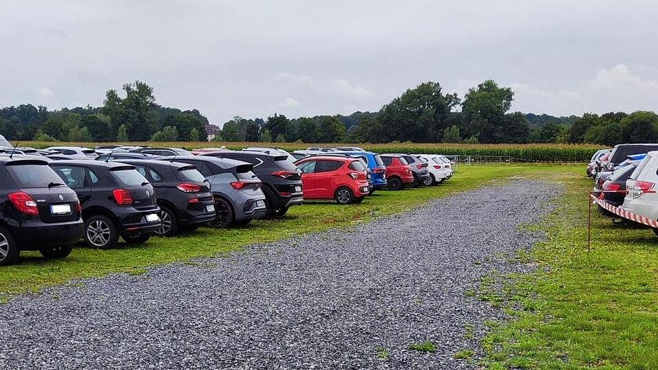 Der Parkplatz an der Westtangente ist zum Gro&szlig;teil eine &bdquo;Schotterwiese&ldquo;. Pf&uuml;tzen haben sich keine angesammelt.