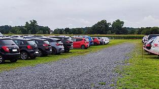 Der Parkplatz an der Westtangente ist zum Großteil eine „Schotterwiese“. Pfützen haben sich keine angesammelt. Der Parkplatz an der Westtangente ist zum Großteil eine „Schotterwiese“. Pfützen haben sich keine angesammelt.