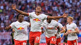 Assan Ouedraogo (M, RB Leipzig) bejubelt bei seinem Startelf-Debüt auch sein Tor-Debüt im RB-Trikot.