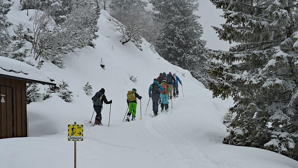 Tourengeher sind bei Garmisch-Partenkirchen auf einer ausgewiesenen Route unterwegs.