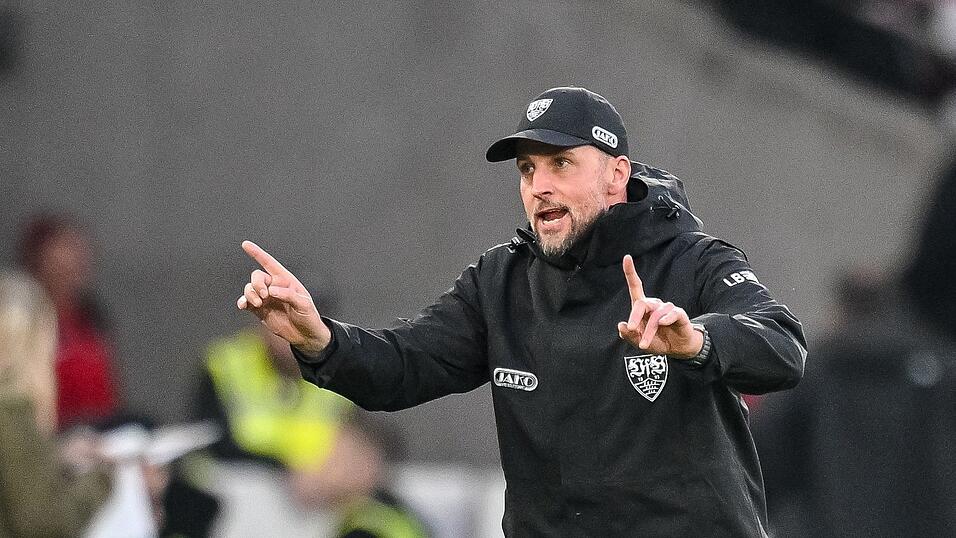 Hat schwierige Partien vor sich: VfB-Trainer Sebastian Hoene&szlig;. (Archivbild)