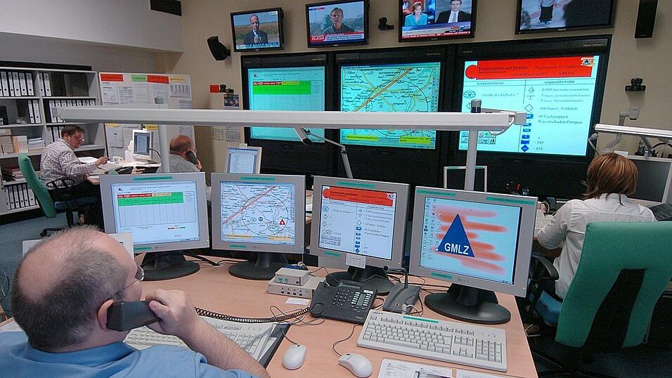 Im gemeinsamen Lagezentrum von Bund und L&auml;ndern im Bundesamt f&uuml;r Bev&ouml;lkerungsschutz in Bonn &uuml;berwachen Mitarbeiter Monitore und Bildschirme. Nach der Flutkatastrophe steht die Beh&ouml;rde in der Kritik.